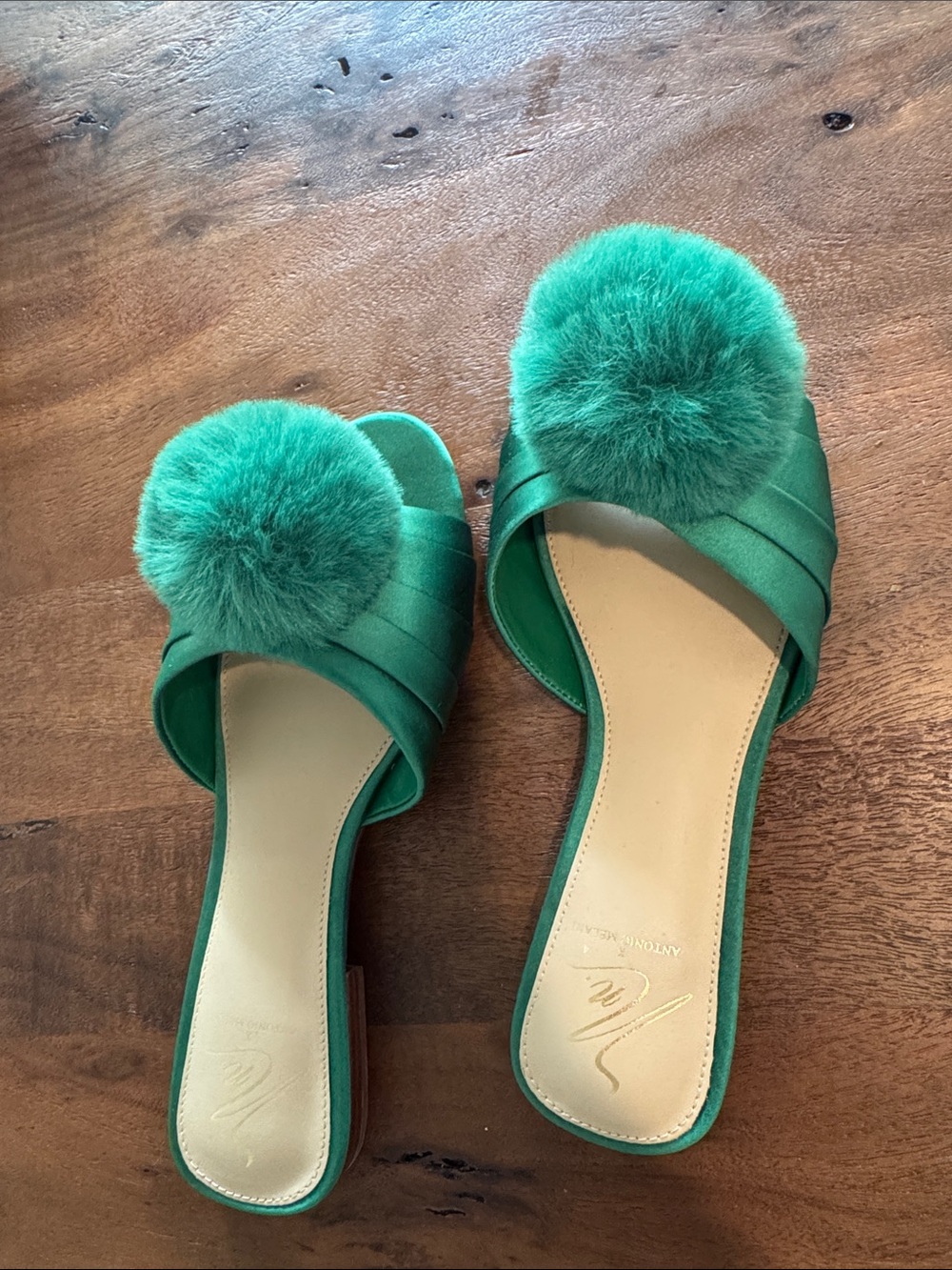 New Antonio Melani
x The Nat Note Olga Satin Pom
Detail Slide Sandals
